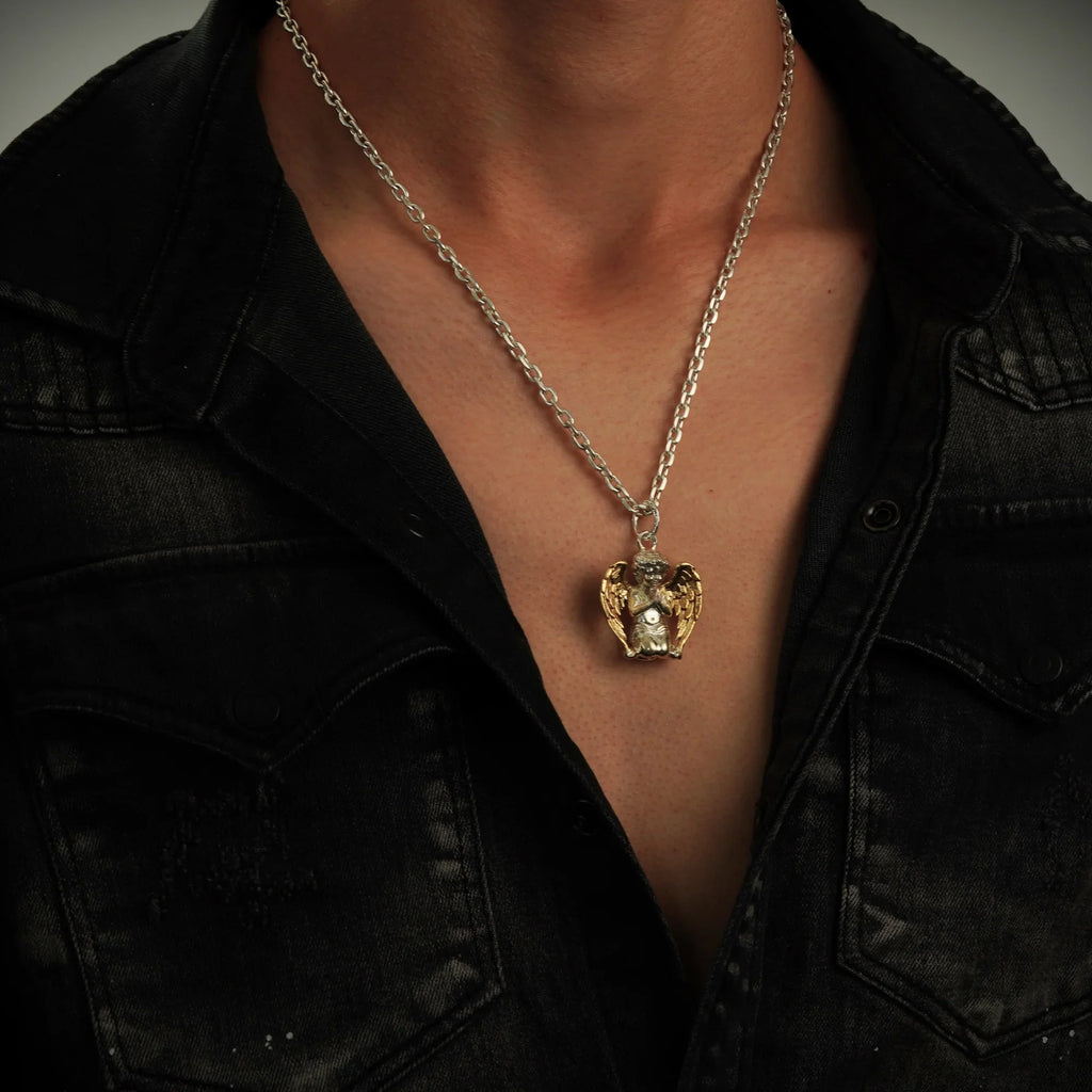 Pandantiv „Înger în Rugăciune” pentru bărbați din argint 925 cu aripi aurii – talisman handmade pentru credință, protecție și forță interioară | Art Diva