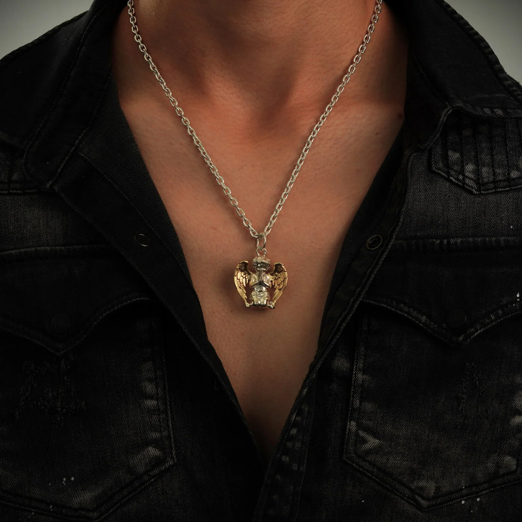 Pandantiv „Înger în Rugăciune” pentru bărbați din argint 925 cu aripi aurii – talisman handmade pentru credință, protecție și forță interioară | Art Diva