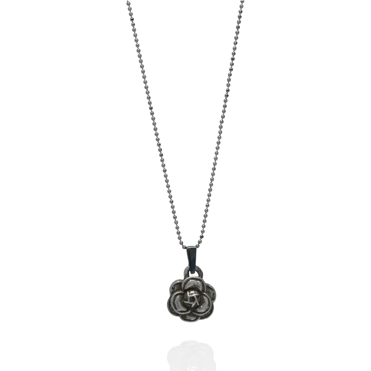 Pandantiv „Camelie” realizat manual din argint 925, talisman pentru frumusețe și eleganță, bijuterie sculpturală în stil boho și rustic | Art Diva