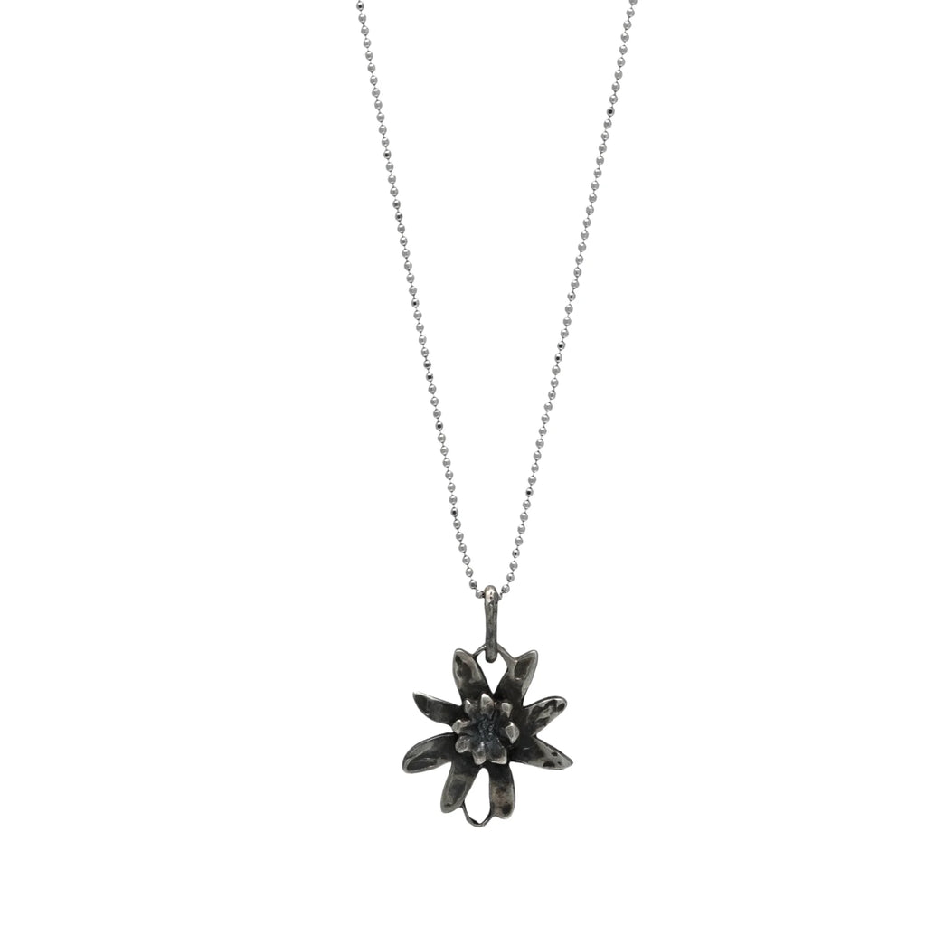 Element „Floare de colț” din argint 925 – talisman boho al armoniei realizat manual, bijuterie sculpturală și cadou pentru mamă, fiică sau prietenă | Art Diva