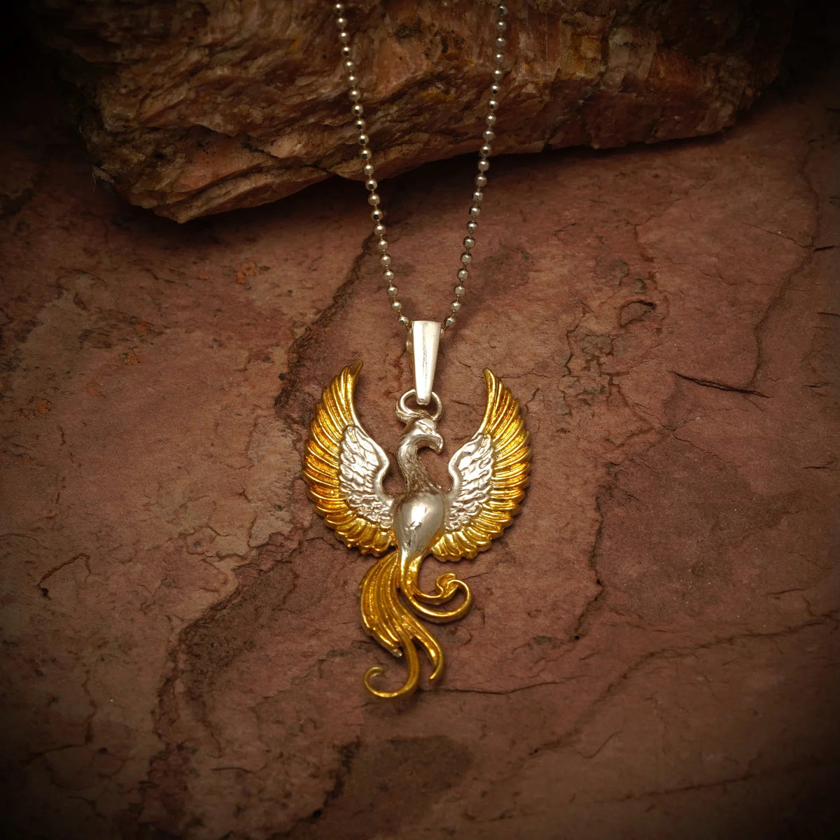 Pandantiv „Phoenix” din argint 925 cu accente aurii – talisman lustruit manual pentru renaștere, forță și nou început, bijuterie sculpturală în stil boho-rustic | Art Diva