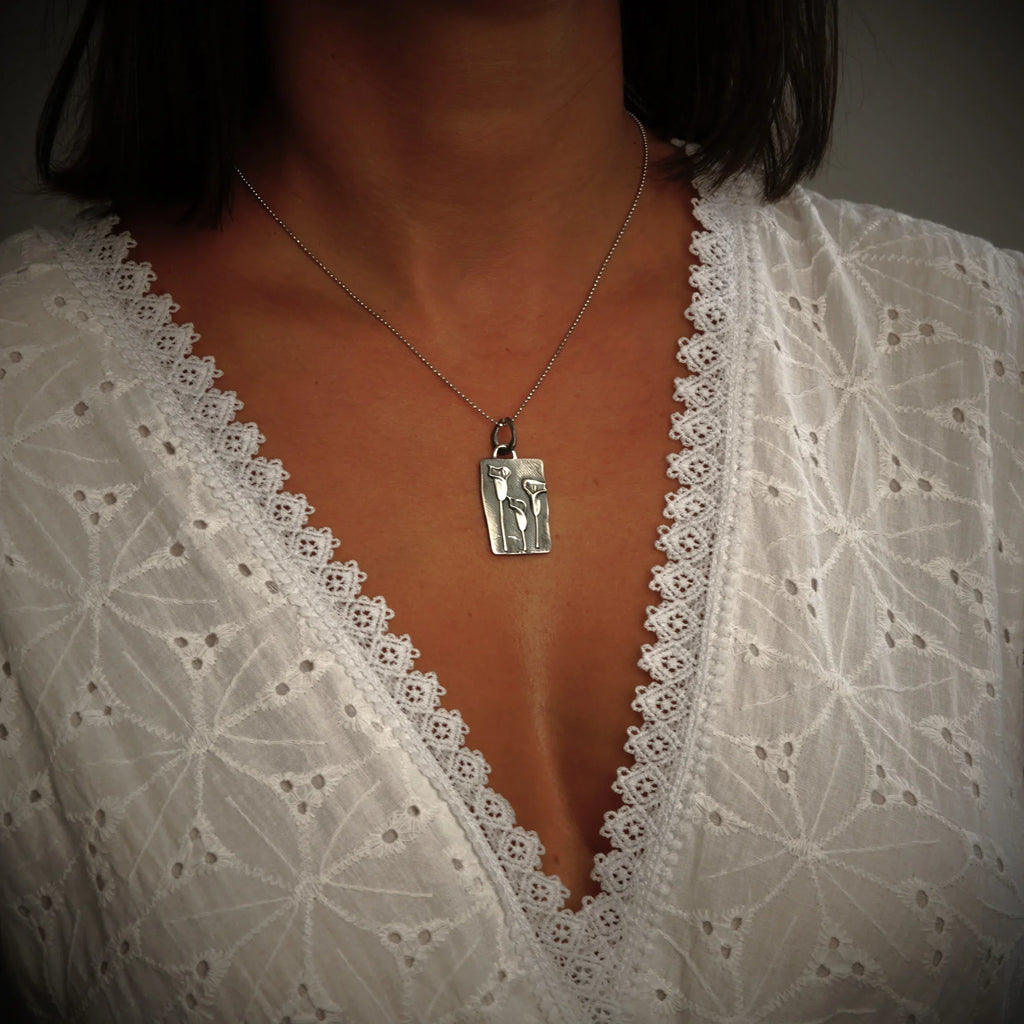 Pandantiv din argint 925 „Trei flori de cală” – simbol al feminității, al frumuseții și al armoniei | Talisman pentru prietenie și apropiere | Art Diva