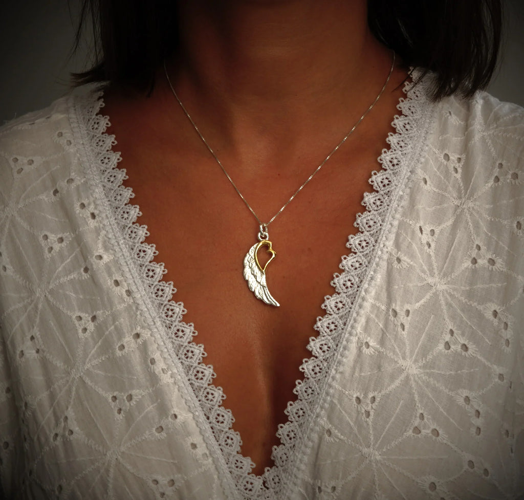 Pandantiv „Aripă cu Inimă” din argint 925 cu accente aurii – talisman al iubirii și al protecției, bijuterie sculpturală în stil boho | Art Diva
