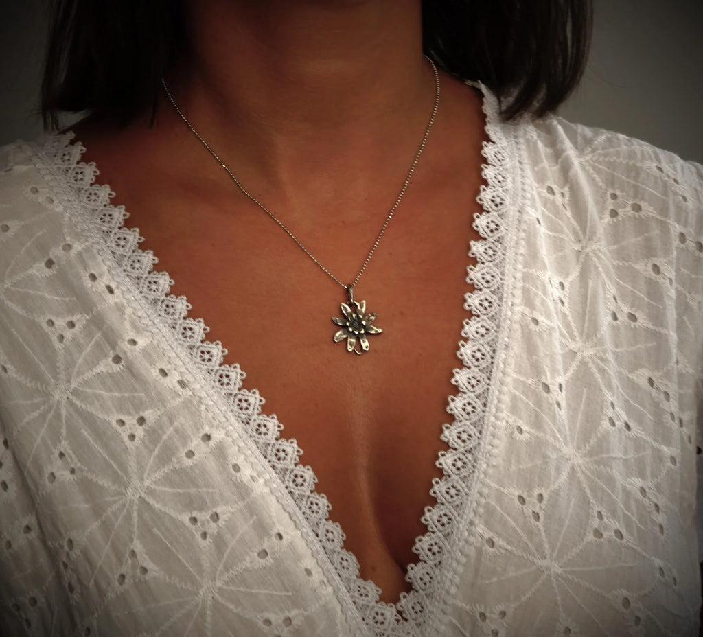 Element „Floare de colț” din argint 925 – talisman boho al armoniei realizat manual, bijuterie sculpturală și cadou pentru mamă, fiică sau prietenă | Art Diva