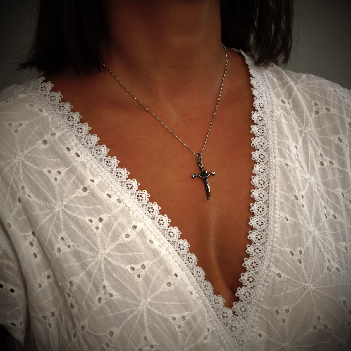 Pandantiv cruce „Credință Făurită” pentru femei din argint 925 – talisman oxidat pentru forță și credință | Art Diva