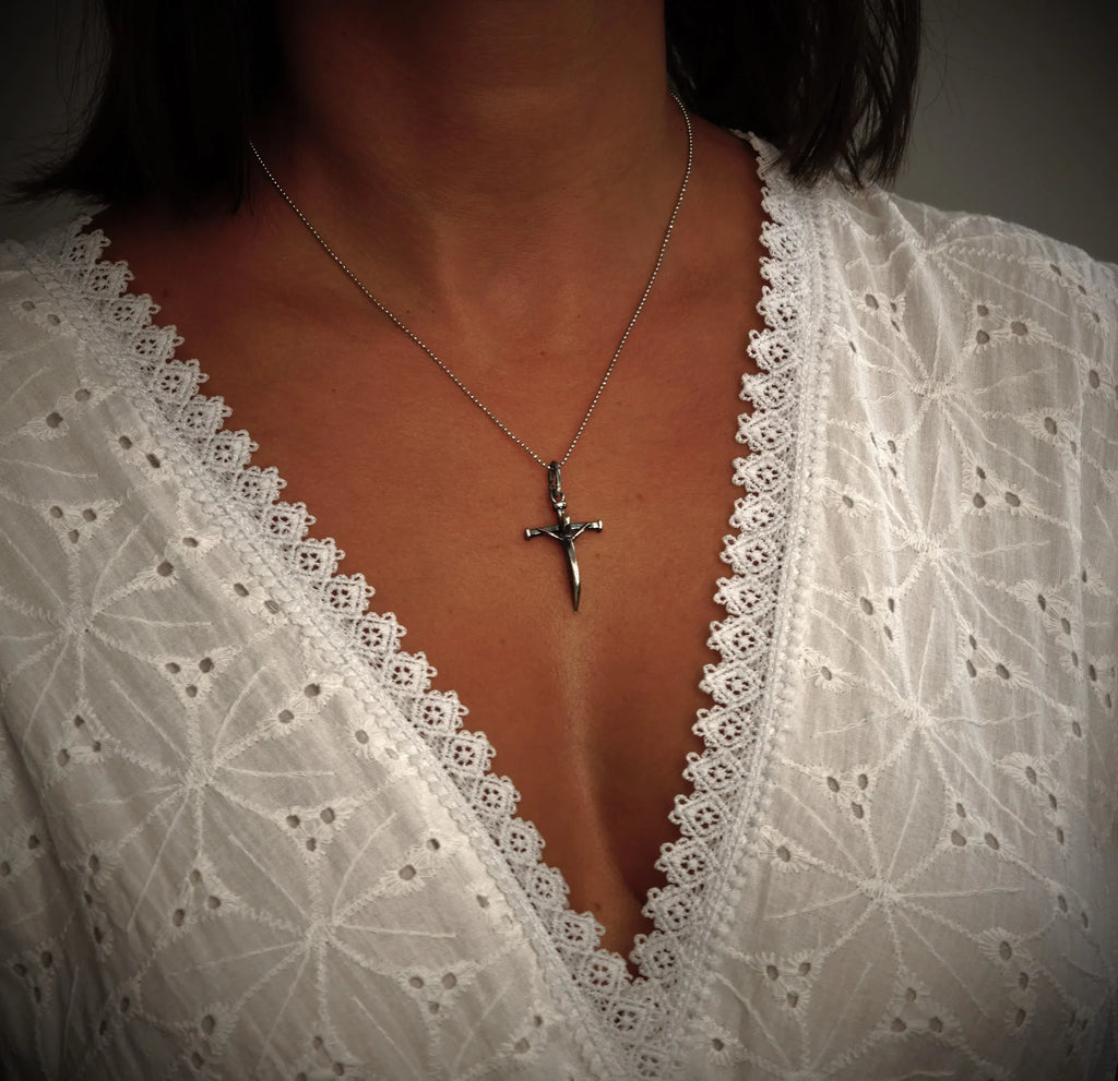 Pandantiv cruce „Credință Făurită” pentru femei din argint 925 – talisman oxidat pentru forță și credință | Art Diva