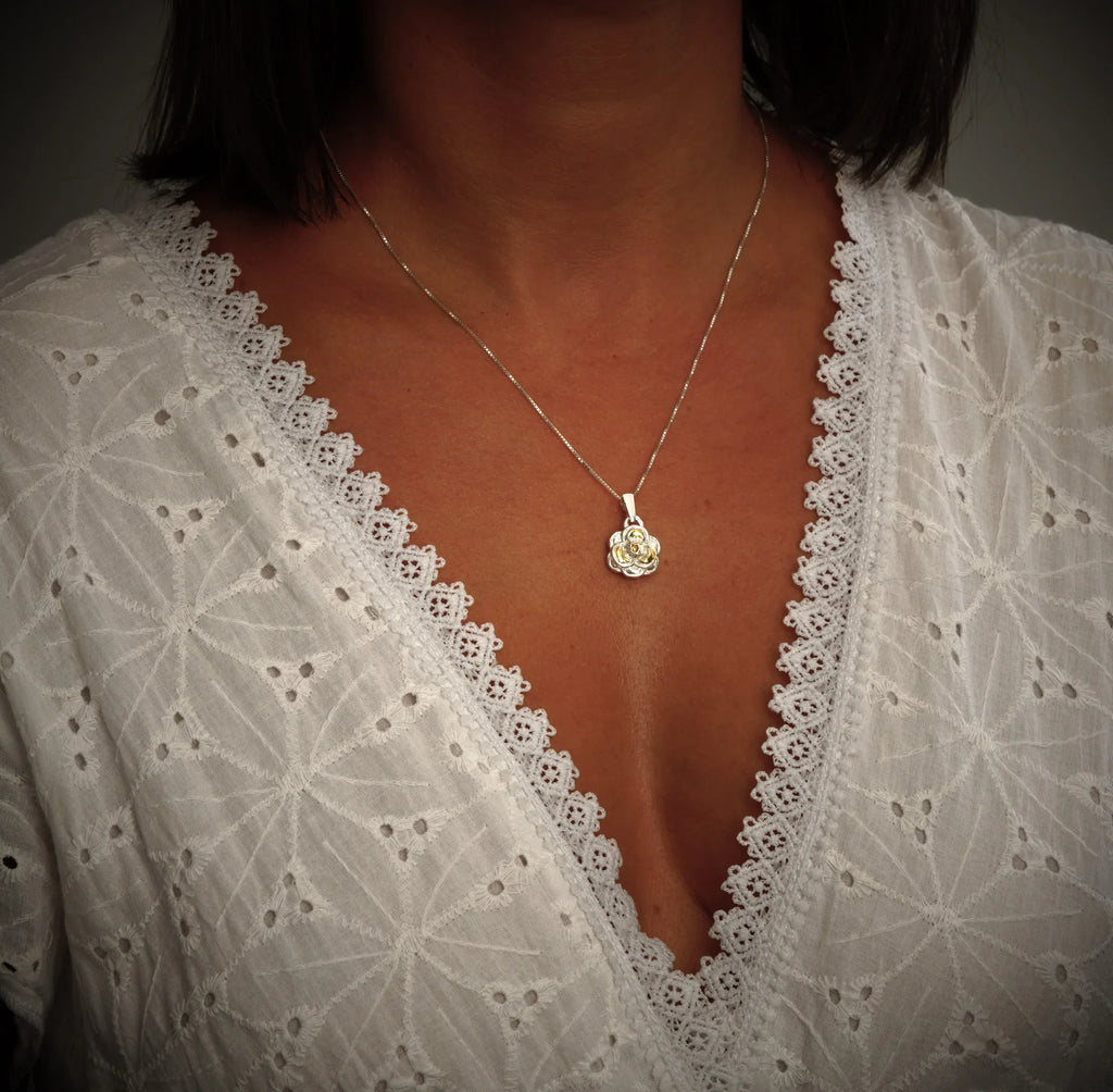 Pandantiv „Camelie” handmade din argint 925 cu accente aurii – talisman pentru feminitate, forță interioară și frumusețe, bijuterie sculpturală în stil boho și rustic | Art Diva