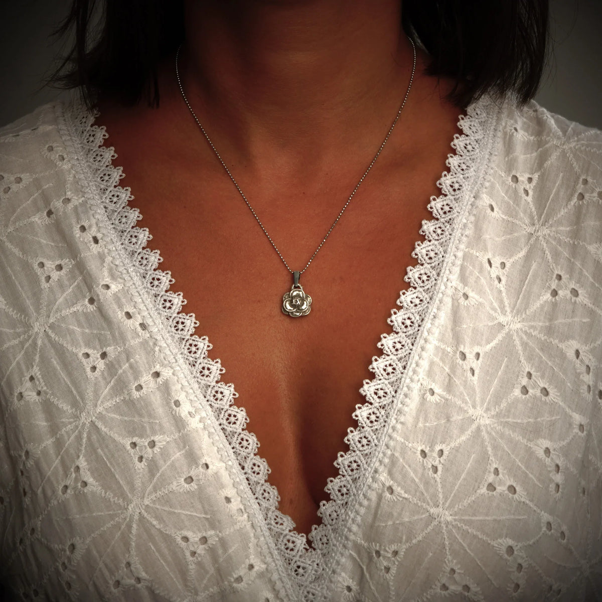 Pandantiv „Camelie” realizat manual din argint 925, talisman pentru frumusețe și eleganță, bijuterie sculpturală în stil boho și rustic | Art Diva