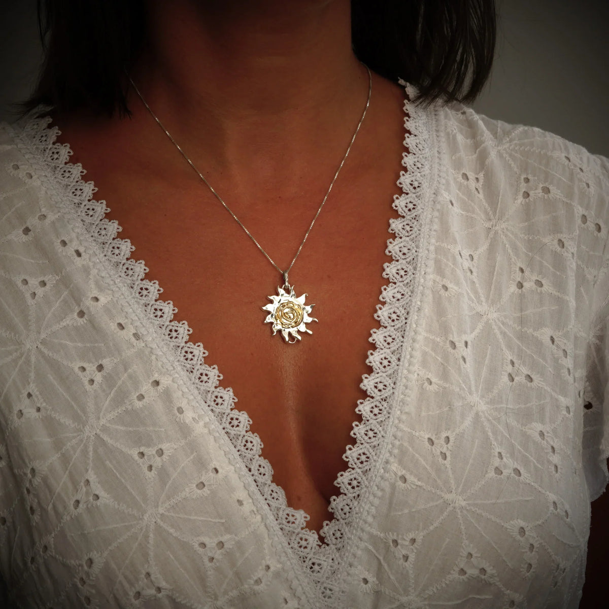 Pandantiv „Soare în spirală” din argint 925 – talisman pentru energie, lumină și forță interioară, bijuterie sculpturală handmade în stil boho și rustic, potrivit pentru lanț sau brățară | Art Diva