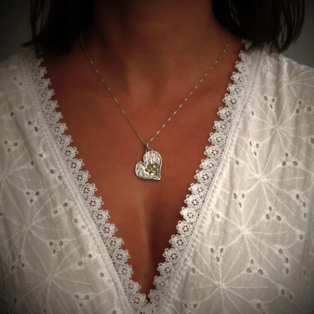 Pandantiv inimă cu lăbuță din argint 925 cu accente aurii – talisman pentru loialitate și iubire de animale, bijuterie sculpturală handmade în stil boho rustic, colecția „Strălucire” | Art Diva