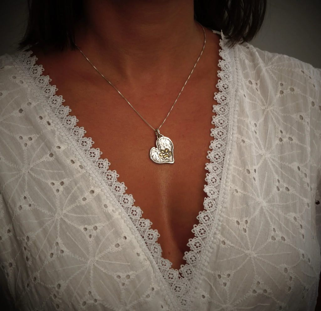 Pandantiv inimă cu lăbuță din argint 925 cu accente aurii – talisman pentru loialitate și iubire de animale, bijuterie sculpturală handmade în stil boho rustic, colecția „Strălucire” | Art Diva