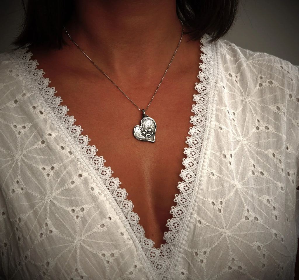 Pandantiv Inimă cu Lăbuță din argint 925 – talisman pentru loialitate și iubirea de animale, bijuterie în stil boho și rustic pentru iubitorii de câini și pisici | Art Diva