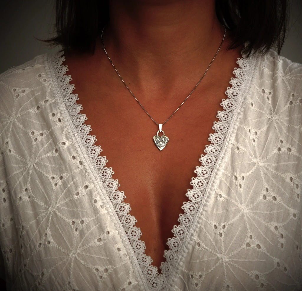 Pandantiv Inimă cu Lăbuță din argint 925 – talisman pentru iubirea de animale, bijuterie în stil boho și rustic, cadou ideal pentru mamă, fiică sau prietenă | Art Diva