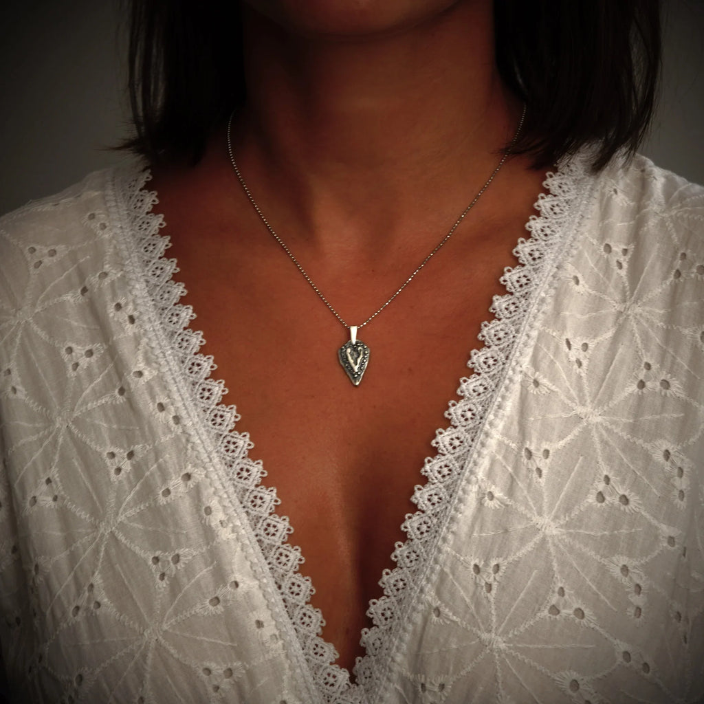 Pandantiv „Inima afecțiunii” din argint 925, realizat manual – talisman pentru iubire și gingășie, bijuterie sculpturală în stil boho și rustic | Art Diva