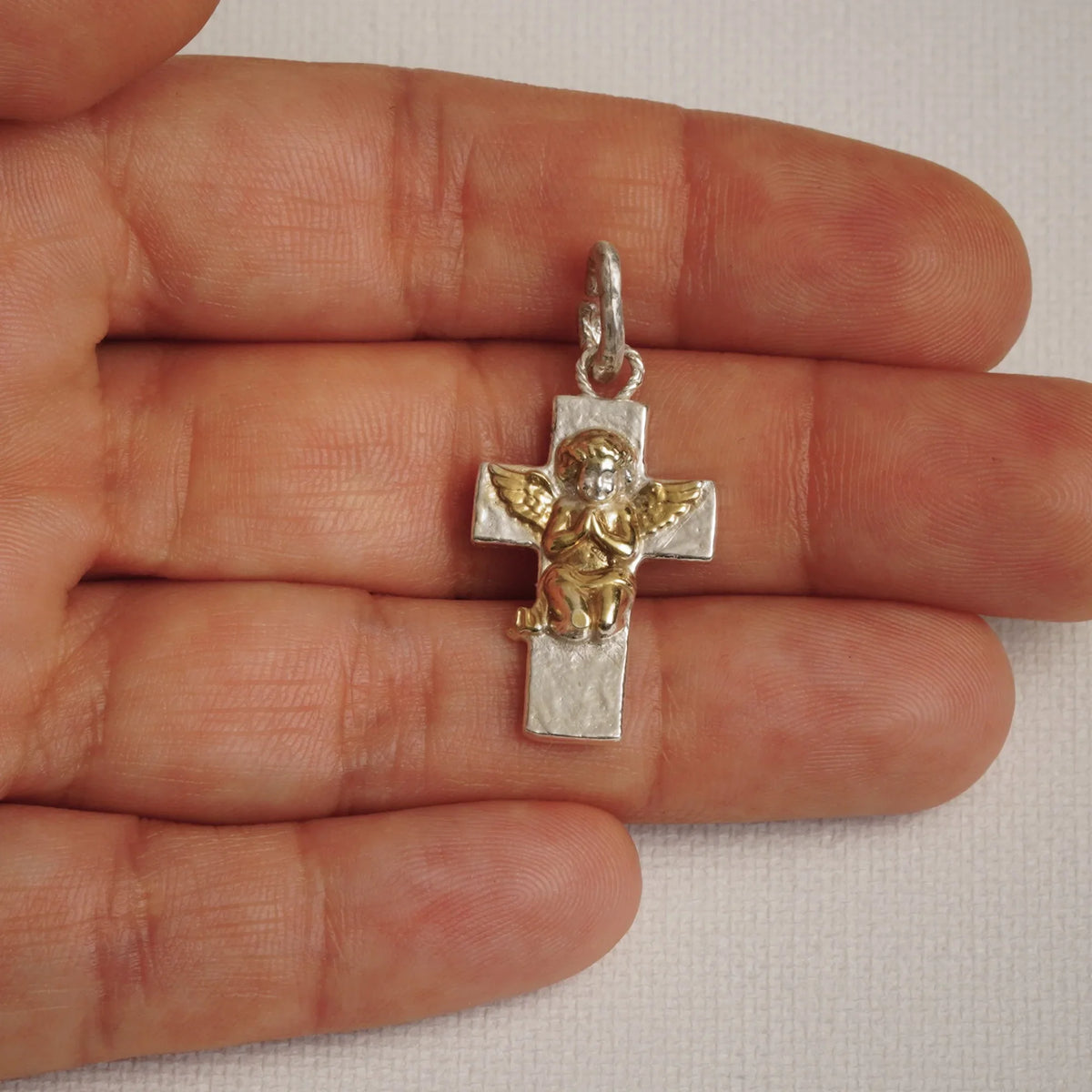 Pandantiv „Rugăciunea Îngerului” din argint 925 cu accente aurii – talisman al credinței și al protecției spirituale, bijuterie sculpturală în stil boho | Art Diva
