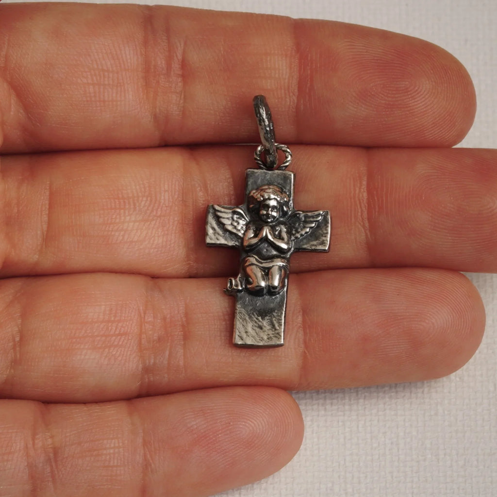 Pandantiv „Rugăciunea Îngerului” din argint 925 – talisman realizat manual pentru credință și protecție spirituală, bijuterie sculpturală boho și rustică | Art Diva