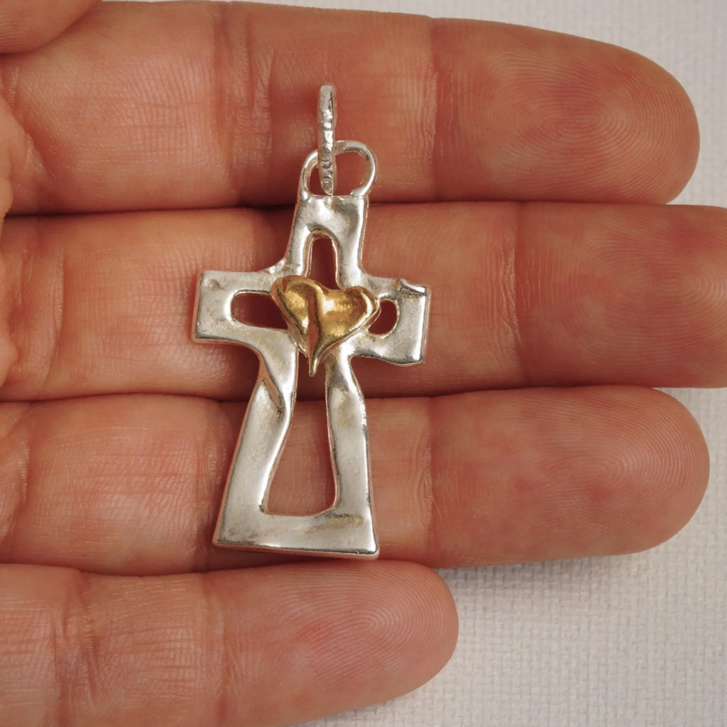 Pandantiv Cruce cu Inimă din argint 925 și accente aurii – bijuterie sculpturală, simbol al credinței și al iubirii | Art Diva