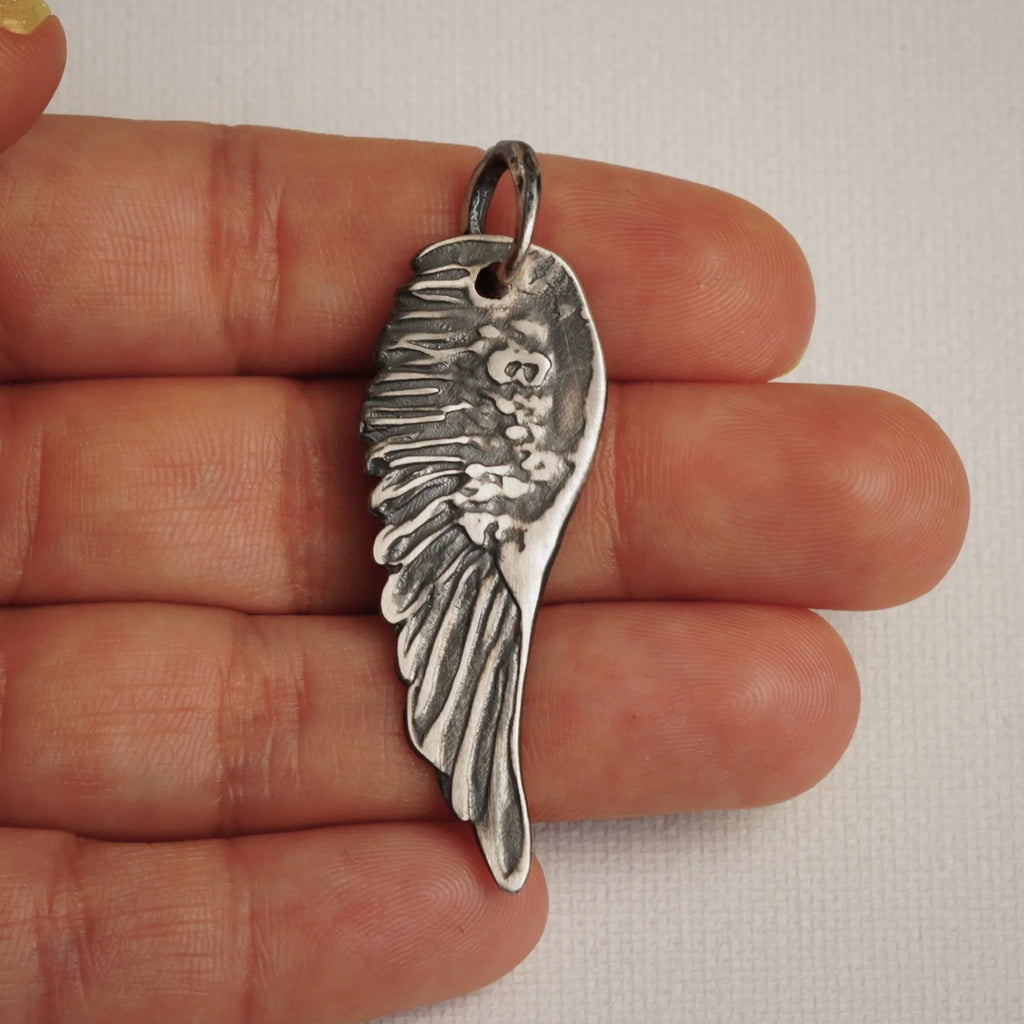 Pandantiv Aripă de Înger din argint 925 – talisman de protecție, bijuterie sculpturală handmade în stil boho, cadou pentru mamă, fiică sau prietenă | Art Diva