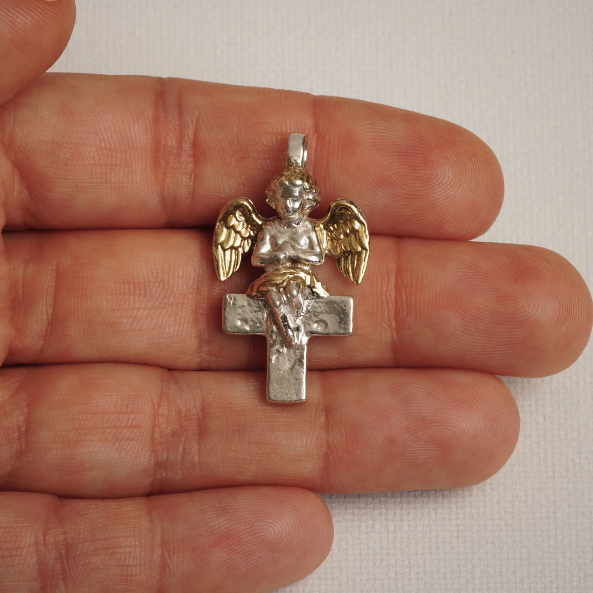 Pandantiv „Înger pe Cruce” pentru femei din argint 925 – talisman handmade pentru protecție și lumină, bijuterie sculpturală în stil boho și rustic | Art Diva