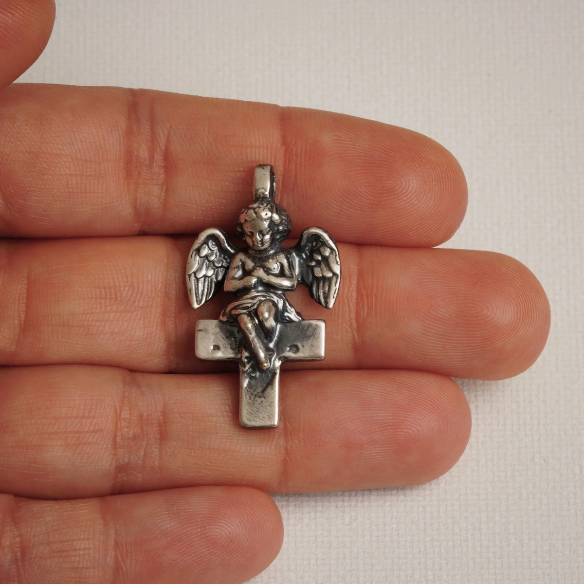 Pandantiv „Înger pe Cruce” din argint 925 – talisman handmade pentru protecție și lumină, bijuterie sculpturală în stil boho și rustic | Art Diva