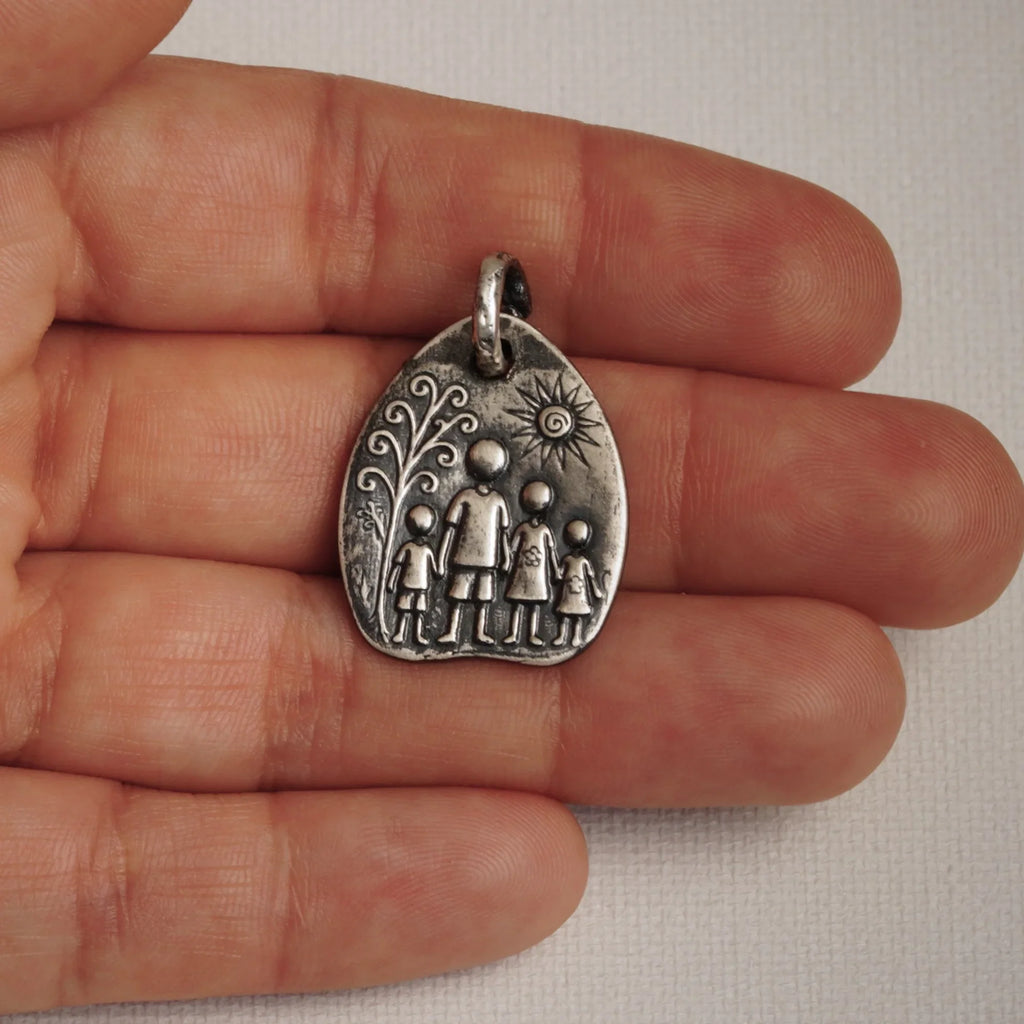 Pandantiv „Familie” din argint 925 – talisman realizat manual pentru iubire și protecție, bijuterie sculpturală în stil boho-rustic | Art Diva