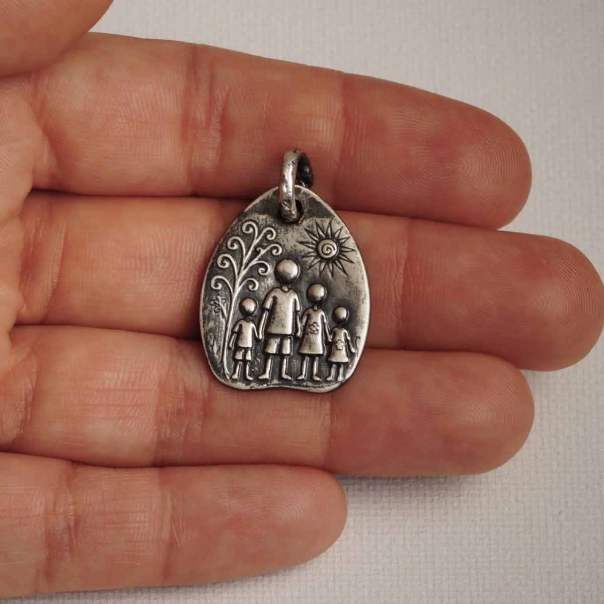 Pandantiv „Familie” din argint 925 – talisman realizat manual pentru iubire și protecție, bijuterie sculpturală în stil boho-rustic | Art Diva