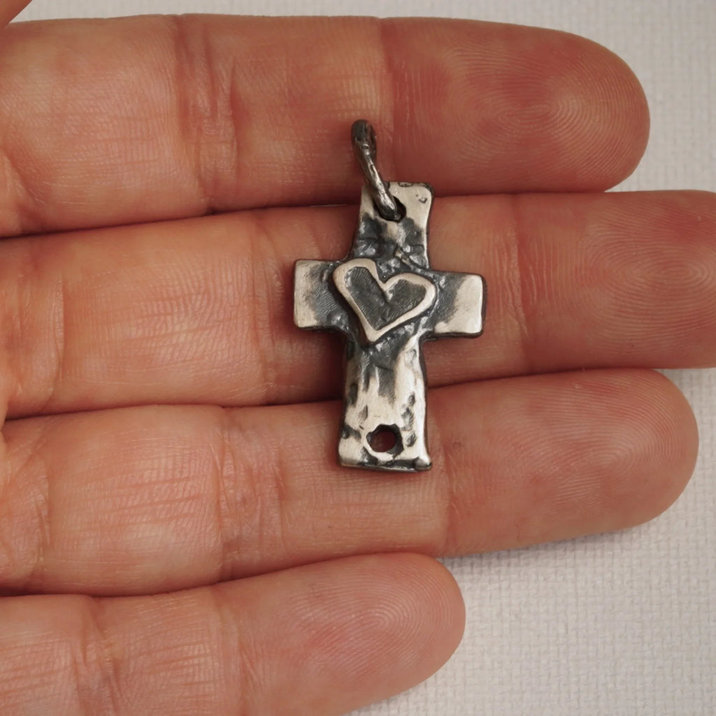 Pandantiv „Cruce cu inimă” din argint 925 – talisman boho al credinței și al iubirii, bijuterie sculpturală și cadou pentru mamă, fiică sau prietenă | Art Diva
