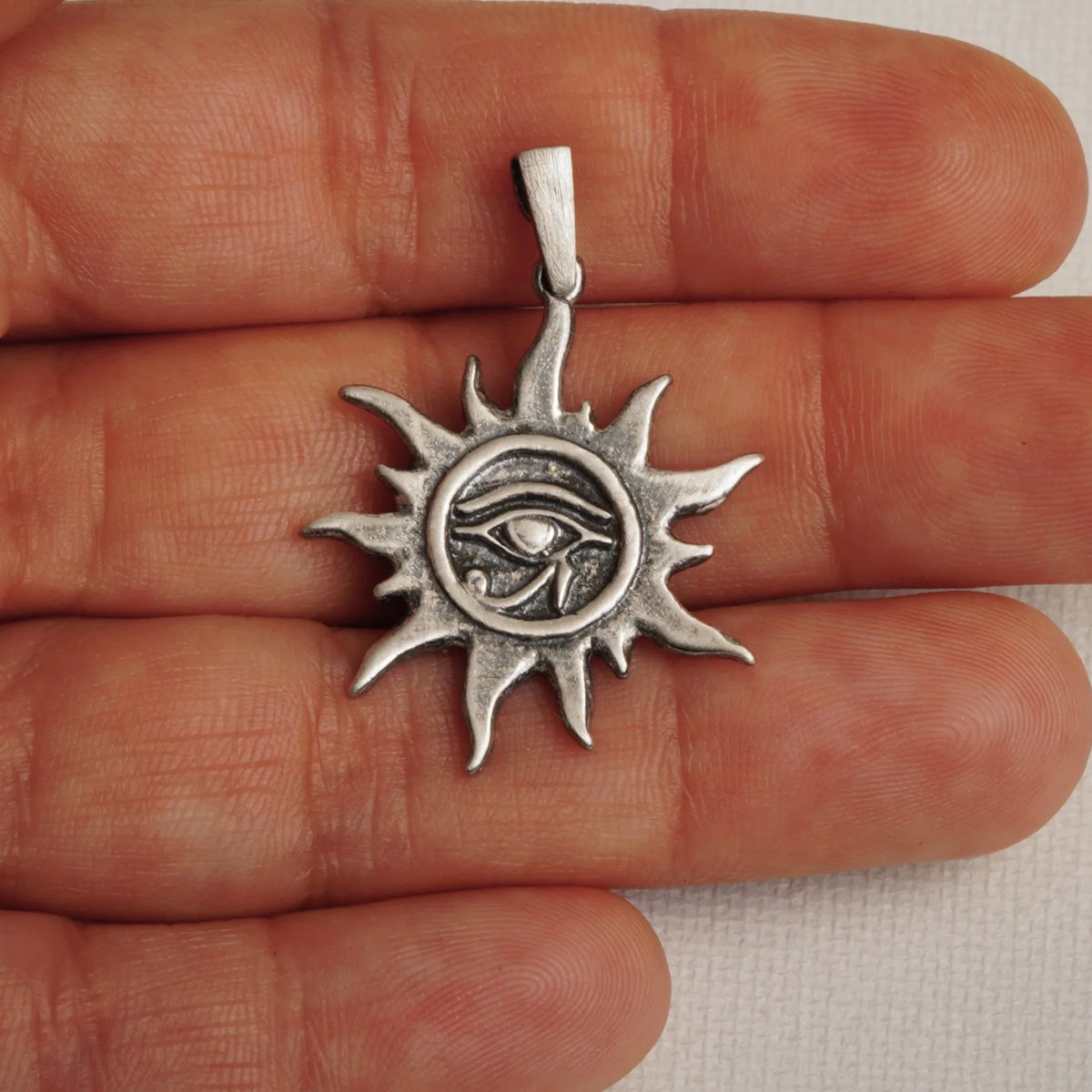Pandantiv „Ochiul lui Ra – Talisman solar” din argint 925 – bijuterie sculpturală oxidată în stil boho-rustic | Art Diva