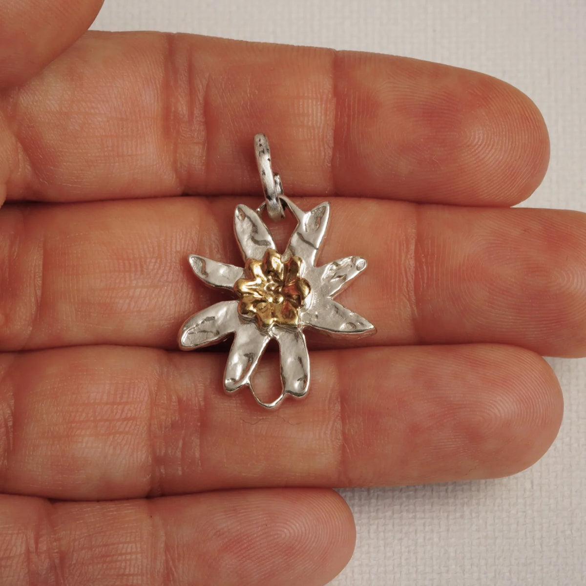 Element „Floare de colț” din argint 925 cu accente aurii – talisman boho realizat manual pentru armonie, bijuterie sculpturală și cadou pentru mamă, fiică sau prietenă | Art Diva