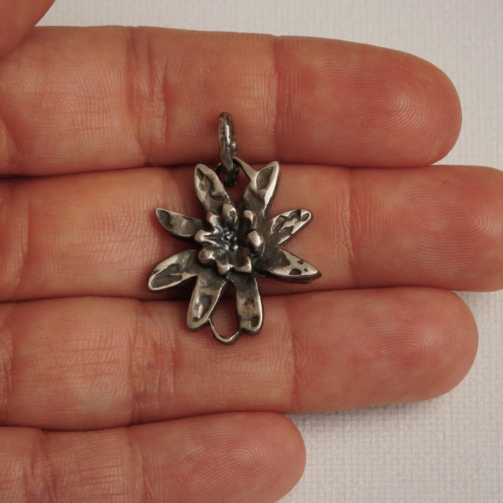 Element „Floare de colț” din argint 925 – talisman boho al armoniei realizat manual, bijuterie sculpturală și cadou pentru mamă, fiică sau prietenă | Art Diva