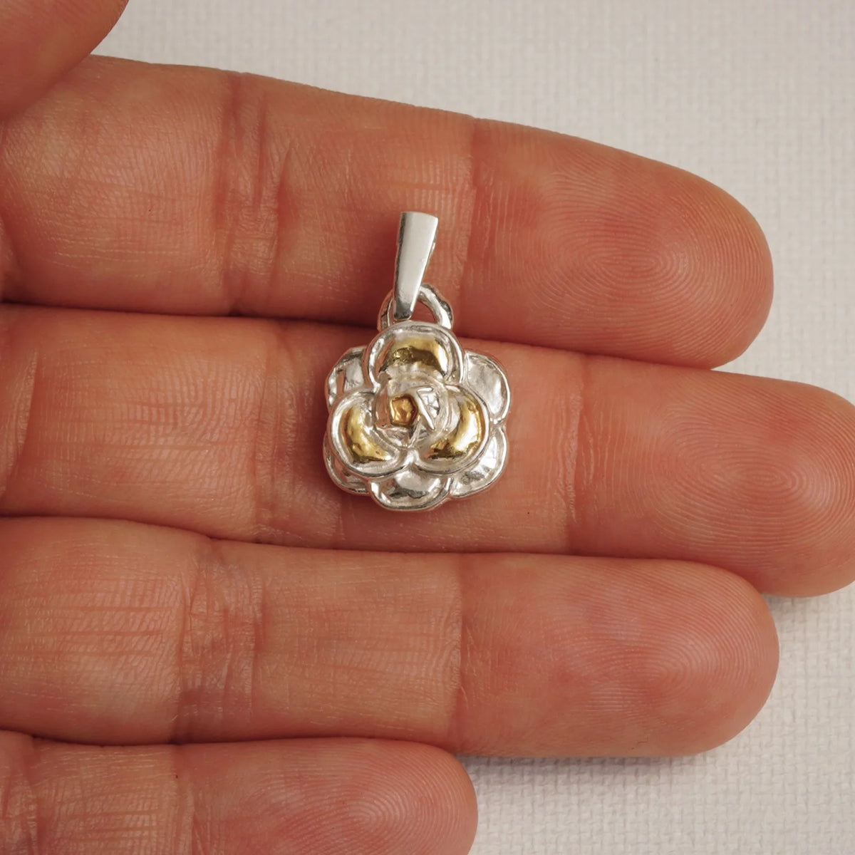 Pandantiv „Camelie” handmade din argint 925 cu accente aurii – talisman pentru feminitate, forță interioară și frumusețe, bijuterie sculpturală în stil boho și rustic | Art Diva