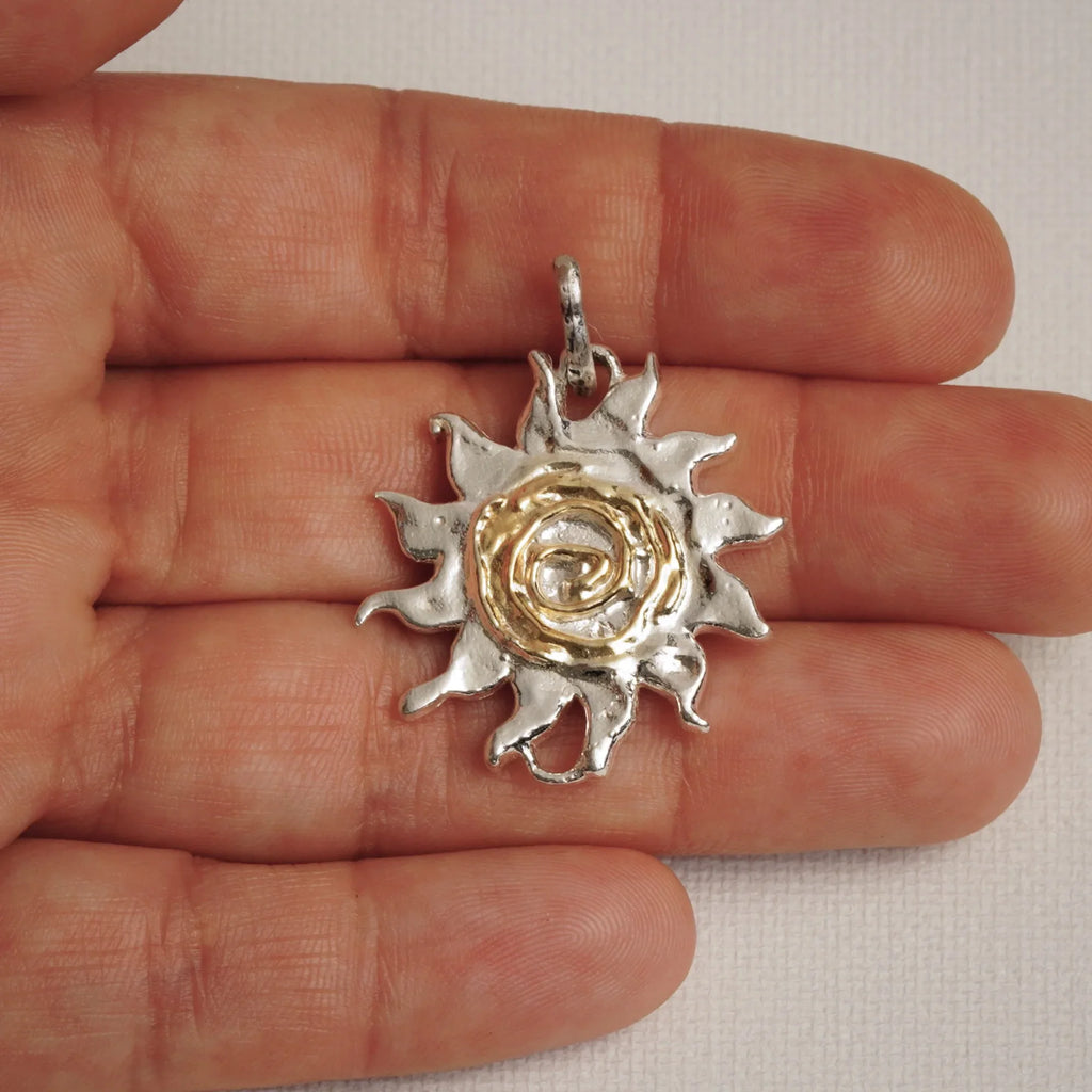 Pandantiv „Soare în spirală” din argint 925 – talisman pentru energie, lumină și forță interioară, bijuterie sculpturală handmade în stil boho și rustic, potrivit pentru lanț sau brățară | Art Diva