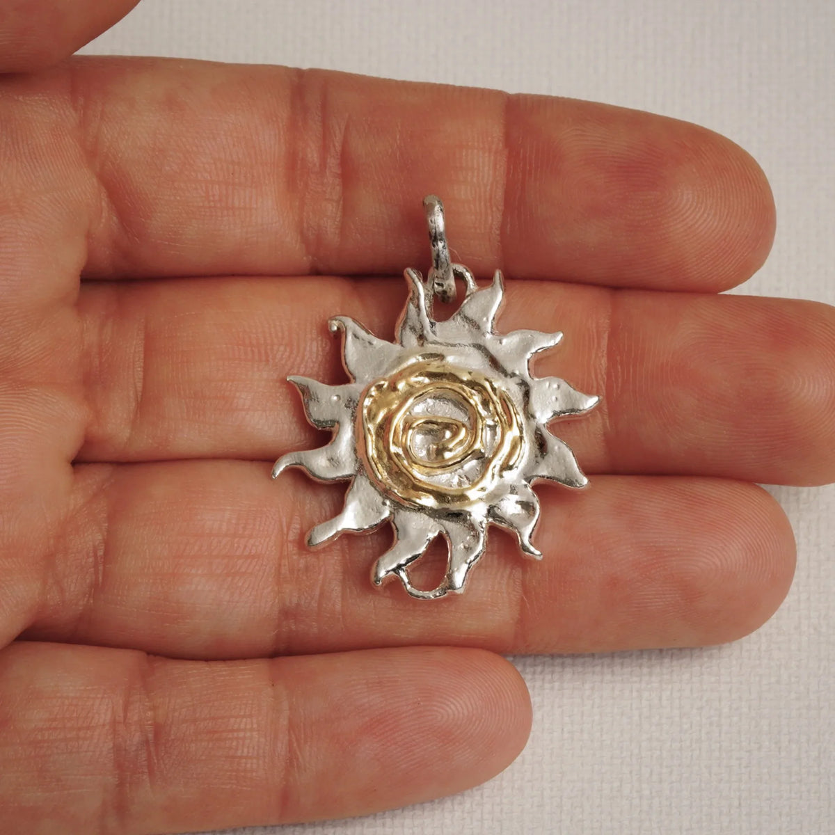 Pandantiv „Soare în spirală” din argint 925 – talisman pentru energie, lumină și forță interioară, bijuterie sculpturală handmade în stil boho și rustic, potrivit pentru lanț sau brățară | Art Diva