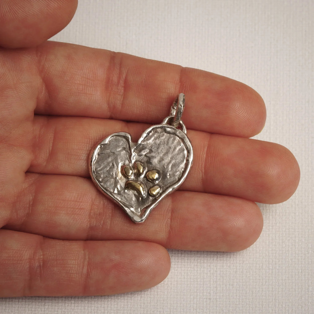 Pandantiv inimă cu lăbuță din argint 925 cu accente aurii – talisman pentru loialitate și iubire de animale, bijuterie sculpturală handmade în stil boho rustic, colecția „Strălucire” | Art Diva