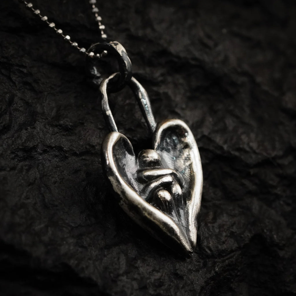 Pandantiv îmbrățișarea îngerului din argint 925 oxidat – talisman handmade pentru alinare și protecție, Art Diva