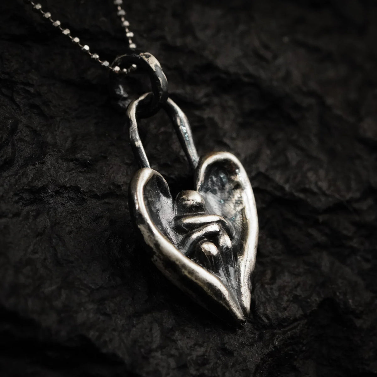 Pandantiv îmbrățișarea îngerului din argint 925 oxidat – talisman handmade pentru alinare și protecție, Art Diva