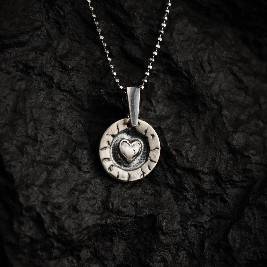 Pandantiv „Inimă în cerc” din argint 925, realizat manual – talisman pentru iubire și protecție, bijuterie sculpturală în stil boho și rustic | Art Diva