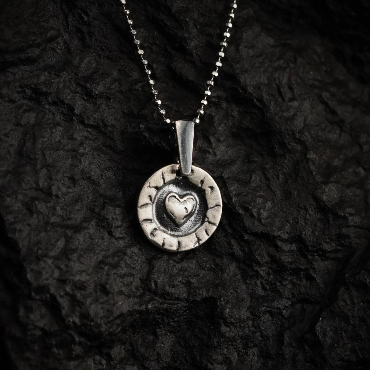 Pandantiv „Inimă în cerc” din argint 925, realizat manual – talisman pentru iubire și protecție, bijuterie sculpturală în stil boho și rustic | Art Diva