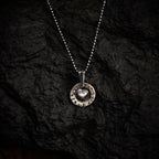 Pandantiv „Inimă în cerc” din argint 925, realizat manual – talisman pentru iubire și protecție, bijuterie sculpturală în stil boho și rustic | Art Diva