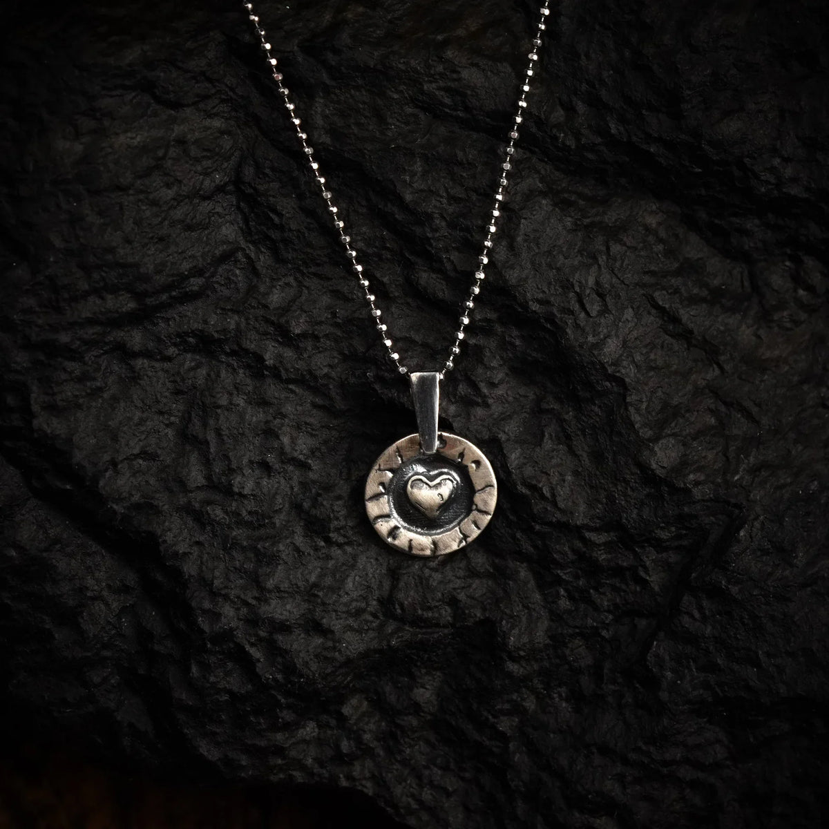 Pandantiv „Inimă în cerc” din argint 925, realizat manual – talisman pentru iubire și protecție, bijuterie sculpturală în stil boho și rustic | Art Diva