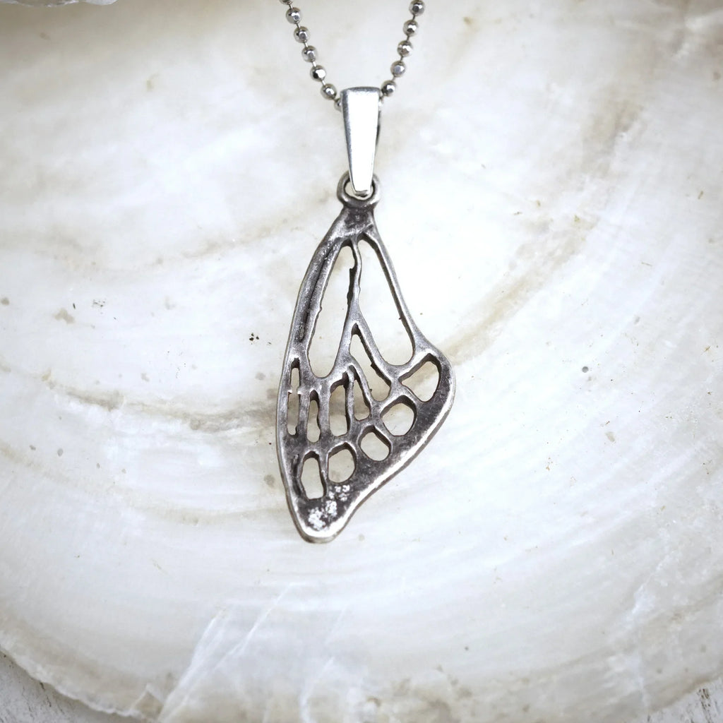 Pandantiv aripă de fluture din argint 925 – talisman pentru libertate și transformare, handmade în stil boho, Art Diva