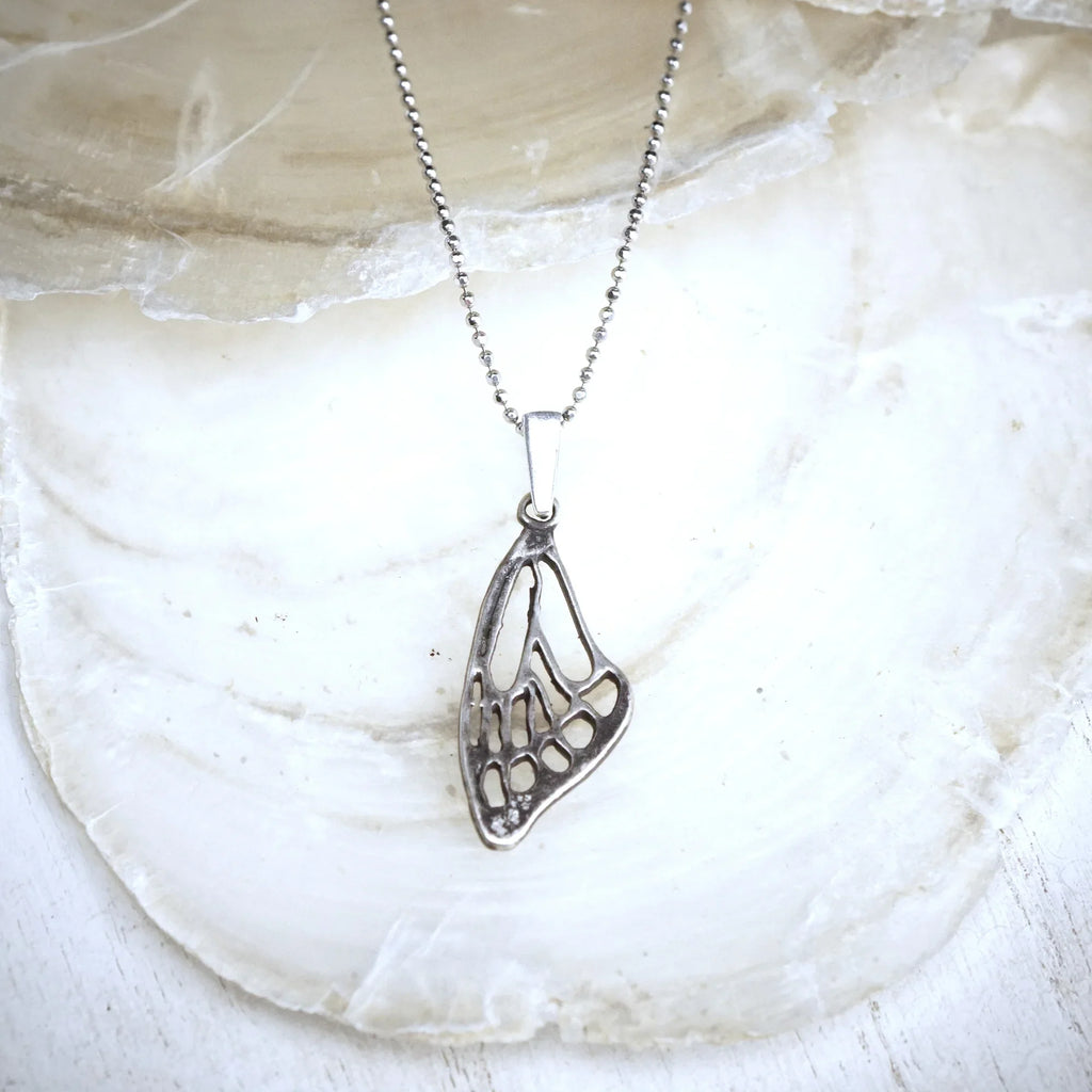 Pandantiv Aripă de fluture din argint 925 – talisman realizat manual pentru libertate și transformare, bijuterie sculpturală în stil boho și rustic | Art Diva