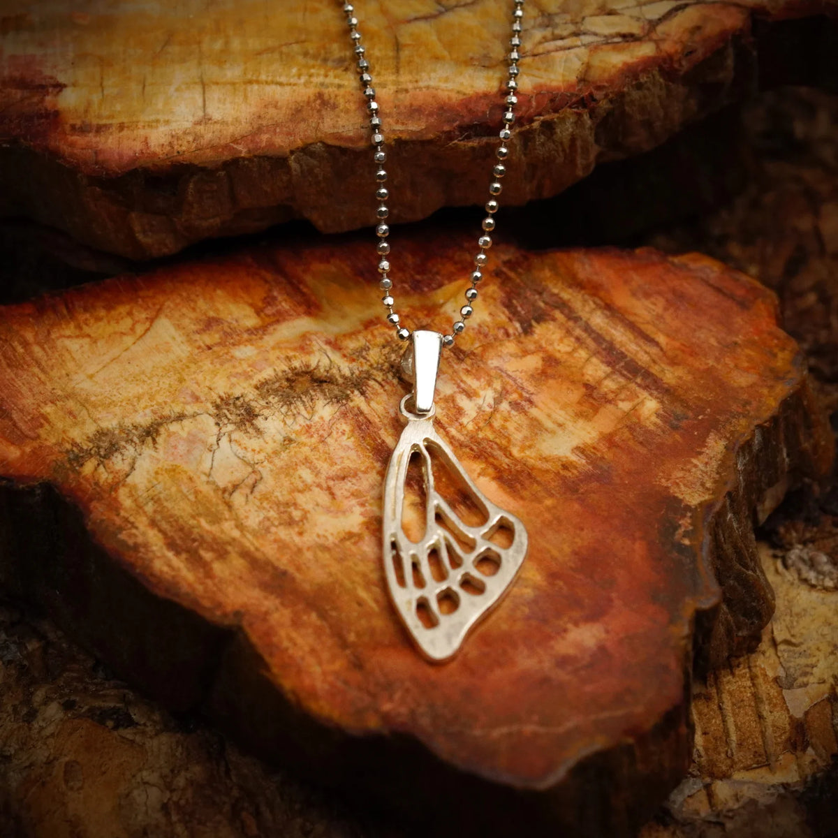 Pandantiv „Aripă de fluture” din argint 925 – amuletă pentru libertate și lumină, bijuterie sculpturală handmade în stil boho și rustic | Art Diva
