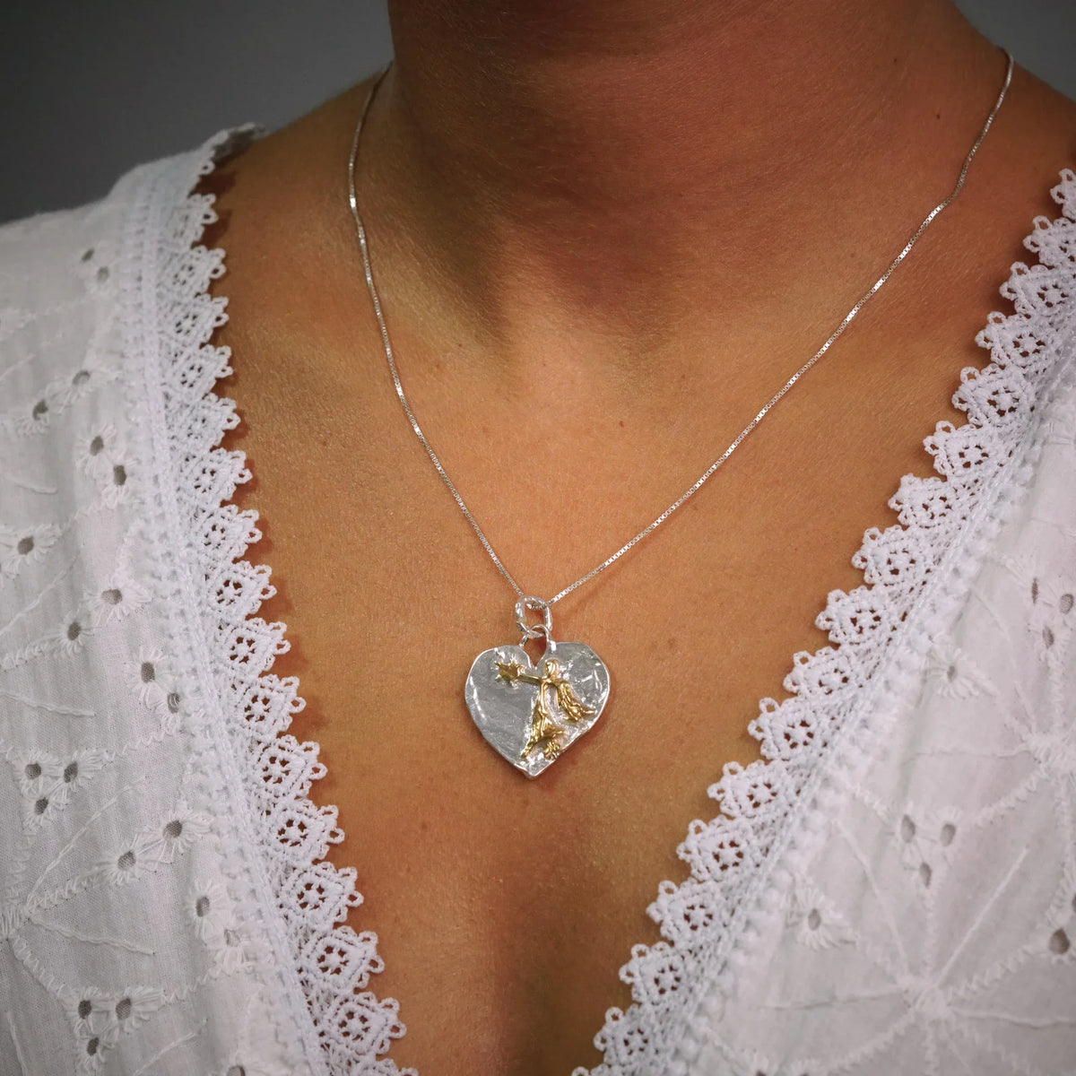 Pandantiv Inimă cu înger păzitor și stea din argint 925 – talisman pentru protecție, iubire și credință, realizat manual în stil boho și rustic | Art Diva