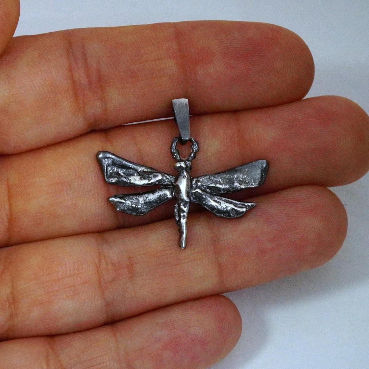Pandantiv „Libelulă” din argint 925 – talisman boho al schimbării și al creșterii spirituale, bijuterie sculpturală și cadou pentru mamă, fiică sau prietenă | Art Diva