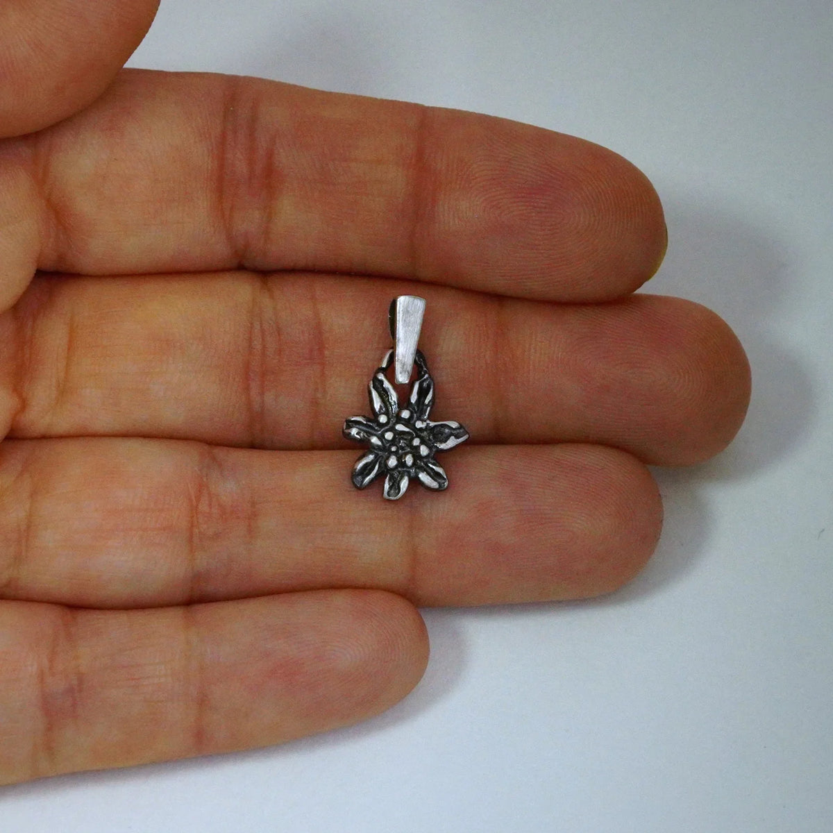 Pandantiv Floare de colț (Edelweiss) din argint 925 – talisman boho al iubirii pure și al loialității, bijuterie sculpturală și cadou pentru mamă, fiică sau prietenă | Art Diva