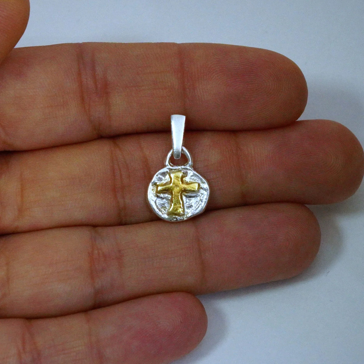 Pandantiv Cruce cu relief din argint 925 și accente aurii – talisman boho realizat manual pentru credință și forță spirituală, un cadou special | Bijuterie sculpturală din colecția „Strălucire” | Art Diva