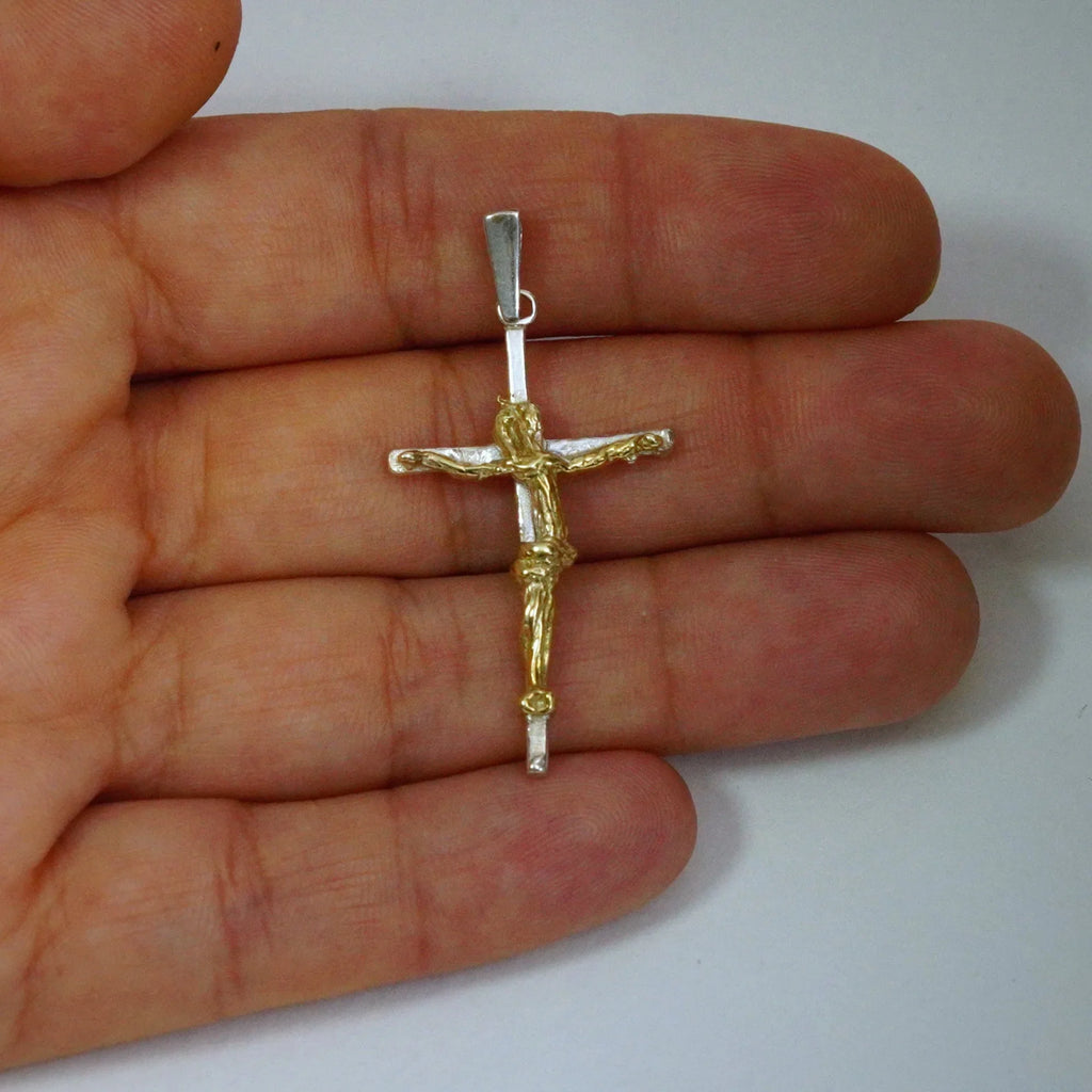 Pandantiv crucifix din argint 925 cu figura lui Hristos lucrată artistic și accente aurii – simbol handmade al credinței și al protecției în stil boho și rustic | Art Diva