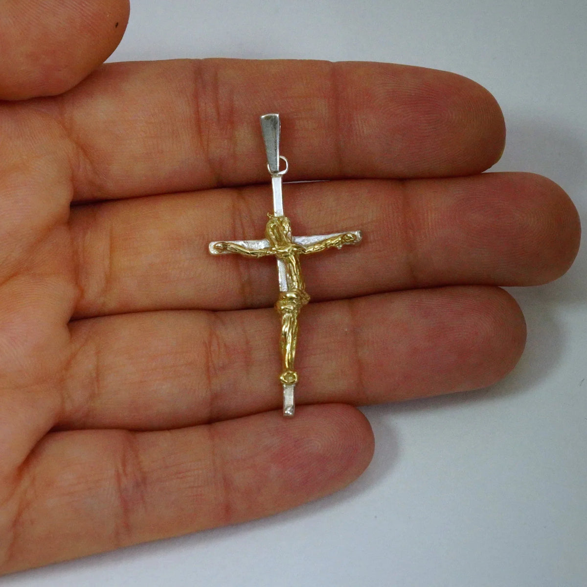Pandantiv crucifix din argint 925 cu figura lui Hristos lucrată artistic și accente aurii – simbol handmade al credinței și al protecției în stil boho și rustic | Art Diva