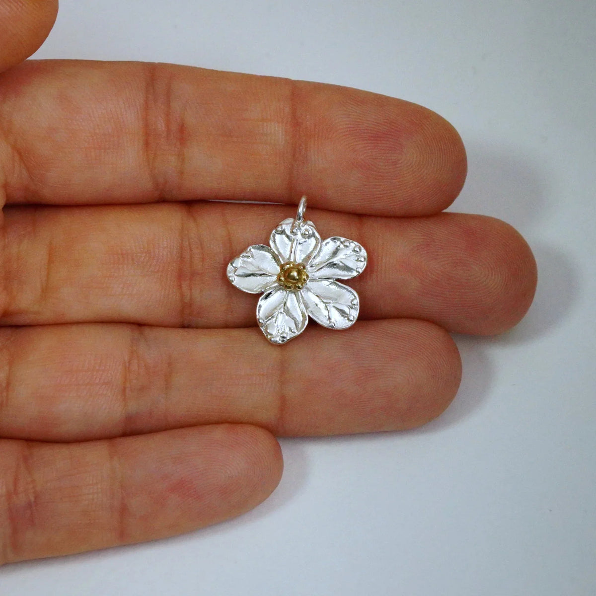Pandantiv „Floare de cireș” handmade din argint 925 cu accente aurii – simbol al primăverii, al purității și al unui nou început | Art Diva